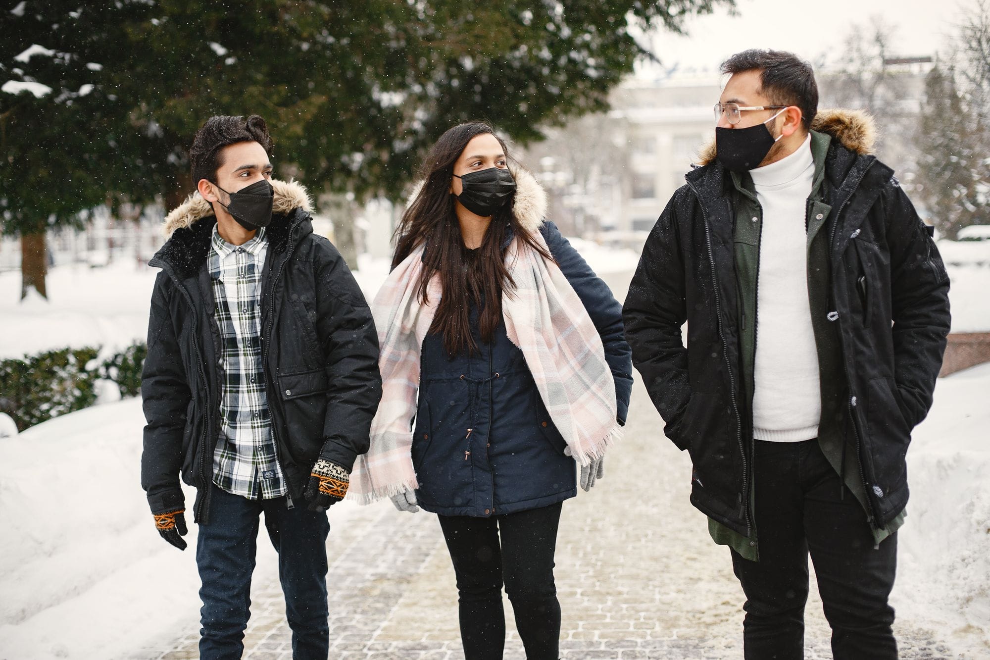 Symbolbild: Die Masken. Vom Stofffetzen zum Geßlerhut.